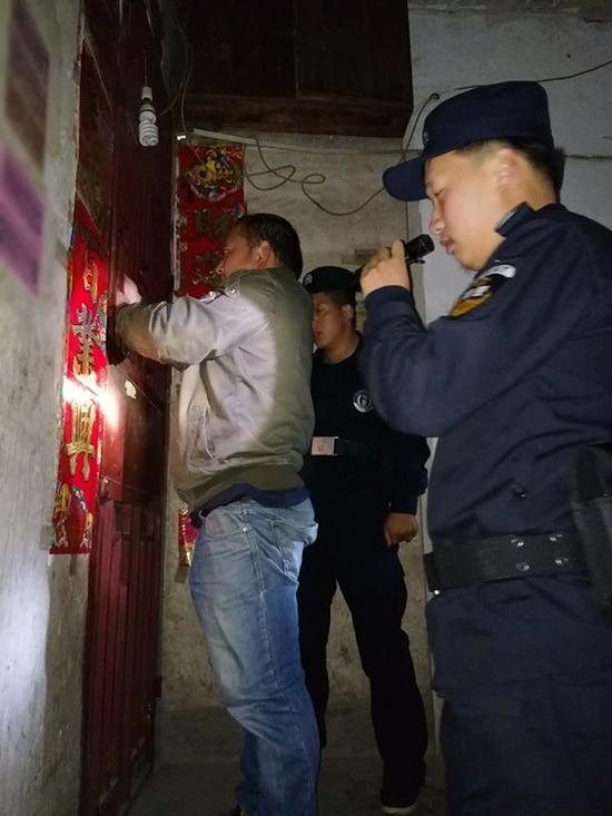 阳江粗心妈妈误将幼女锁家中 